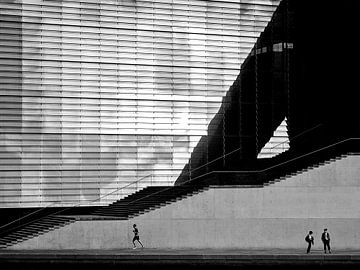 Architecture moderne avec coureur en noir et blanc sur Marcella van Tol