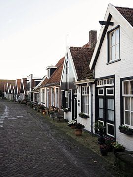 Straat met huizen op Texel van Atelier Liesjes