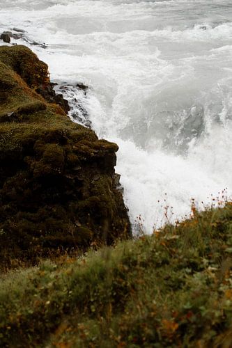 Waterval tussen groene heuvels