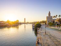 Lebendiger Sonnenuntergang über dem Fluss in Sevilla - Reisefotografie Spanien