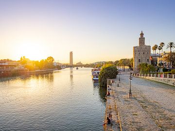 Levendige zonsondergang boven de rivier in Sevilla - Reisfotografie Spanje van Teun Janssen