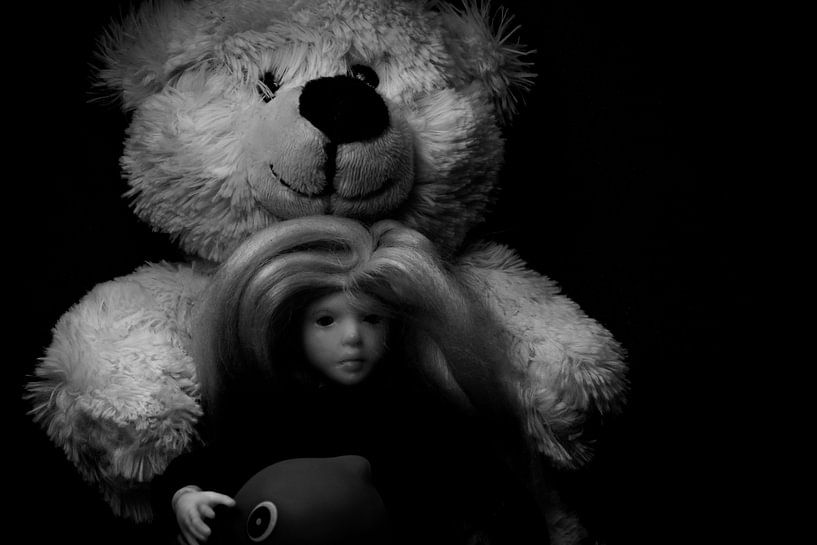 Spielzeug: Teddybär, Puppe und ein Badeentchen. von Margreet van Tricht