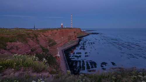 Klifs op Helgoland tijdens blauwe uur met vuurtoren#0061