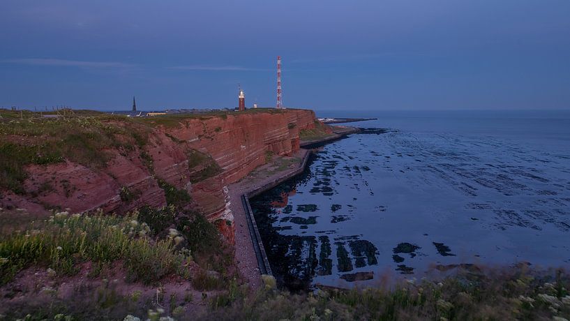 Klippen auf Helgoland zur blauen Stunde mit Leuchtturm von Johannes Jongsma