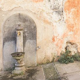 Tijdloos stilleven – Italiaanse muur met waterpomp van Ellen Metz