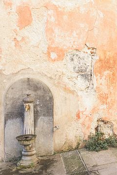 Tijdloos stilleven – Italiaanse muur met waterpomp