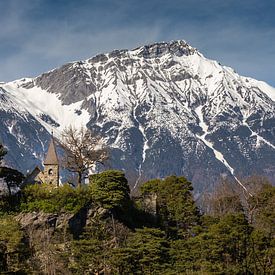 Kleine Steinkapelle vor den verschneiten Bergen von Sandra Schönherr