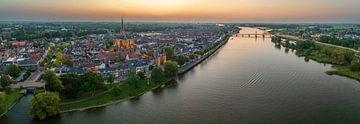 Kampen oude stad aan de IJssel tijdens een zomerse zonsondergang van Sjoerd van der Wal Fotografie