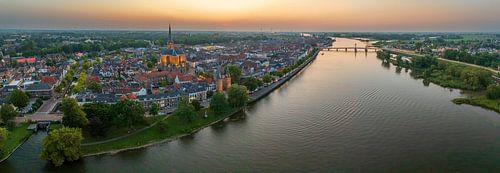 Kampen oude stad aan de IJssel tijdens een zomerse zonsondergang
