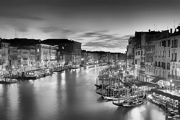 Canal Grande in Venedig am Abend. von Manfred Voss, Schwarz-weiss Fotografie