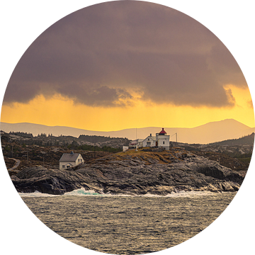 Bergen, rotsen en bakens bij Kristiansund in Noorwegen