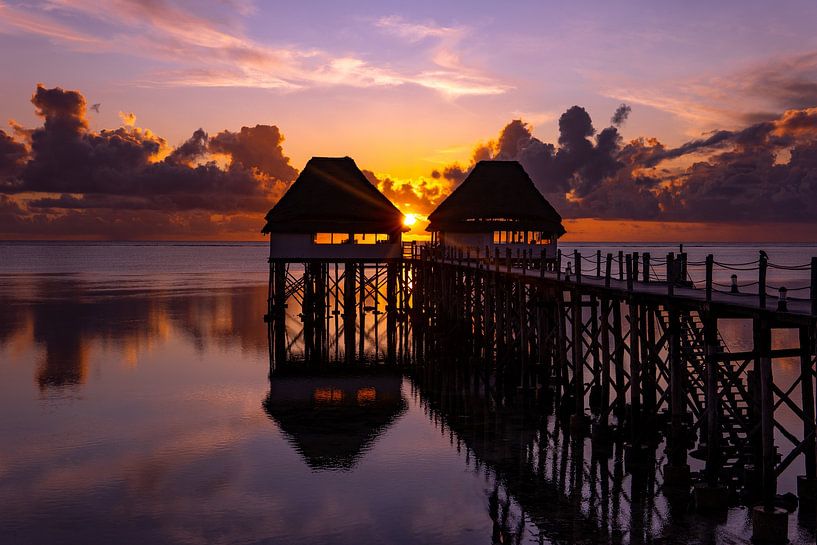 Coucher de soleil au ponton sur l'océan par Barbara Riedel
