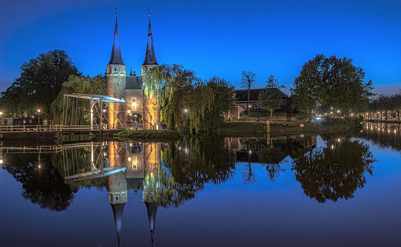 delft blaue stunde osttor reflexion spiegel südholland abendfotografie von Marco van de Meeberg