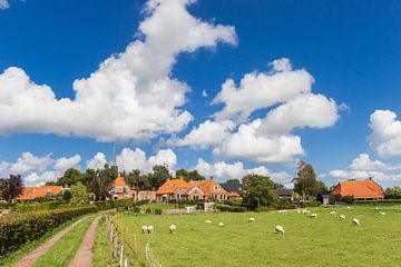 Mooie wolkenlucht boven het dorpje Niehove in Groningen van Marc Venema