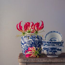 Still life Flame lily with ginger jar and stacked bowls by Oda Slofstra