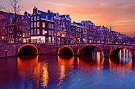 Amsterdam aan de Brouwersgracht in Nederland bij zonsondergang von Eye on You Miniaturansicht