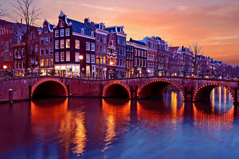 Amsterdam aan de Brouwersgracht in Nederland bij zonsondergang van Eye on You