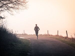 Jogger im Nebel von Suzan Brands