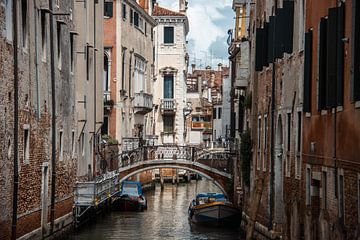 Brug over de grachten van Venetie, Italie van Marco Leeggangers