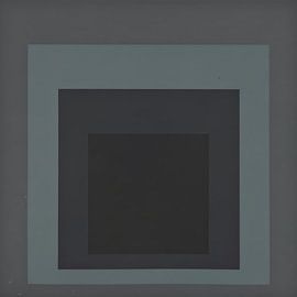 Josef Albers - Hommage an das Quadrat, schwarz, dunkelgrau, grau, High Resolution von Vivanne
