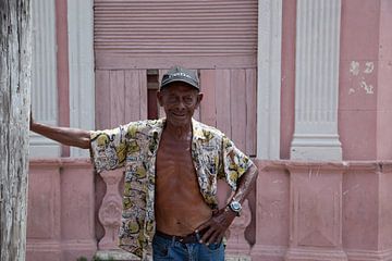 Cubaanse man met pet C*ba
