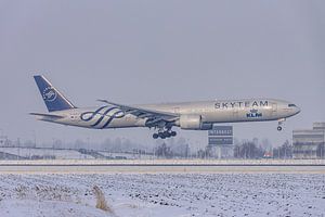 KLM Boeing 777-300 landet im winterlichen Schiphol.