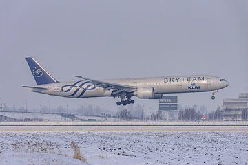 KLM Boeing 777-300 landt op winters Schiphol.