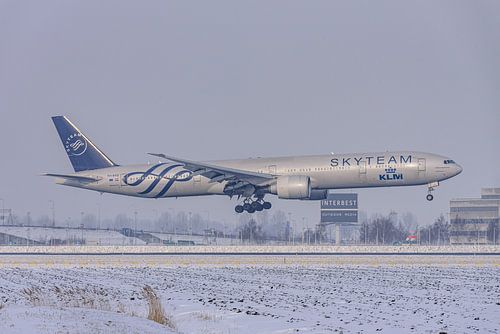 Le Boeing 777-300 de KLM atterrit à Schiphol en plein hiver.
