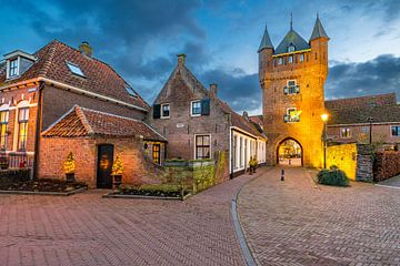 Hattem, stadspoort de Dijkpoort tijdens een winteravond