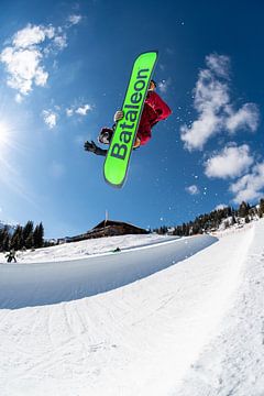 Snowboarder in halfpipe doing a method grab van Jascha van der Wijden