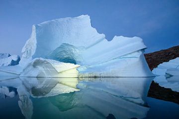 Surrealistische reflectie met ijsbergen van Ellen van Schravendijk