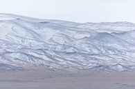 Montagnes enneigées en Mongolie | Photo de paysage par Nanda Bussers Aperçu