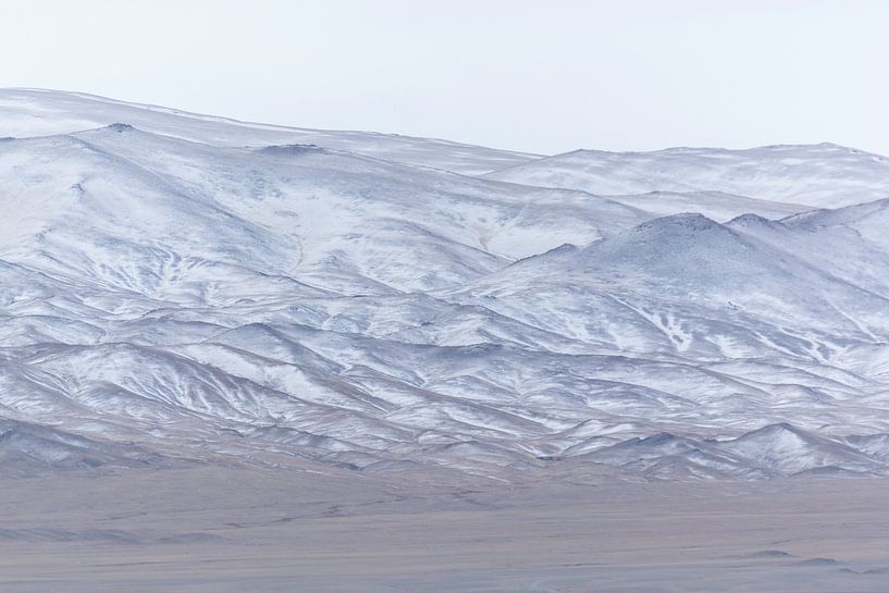 Besneeuwde bergen in Mongolië | Landschapsfoto van Nanda Bussers