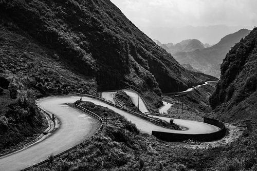 Windungsreiche Straße während der Ha Giang Schleife in Vietnam.