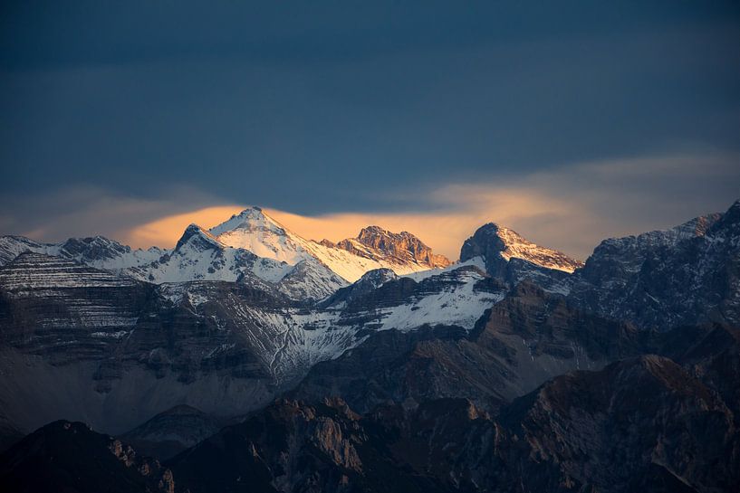 Bergpiek in het laatste licht van de dag van Emile Kaihatu