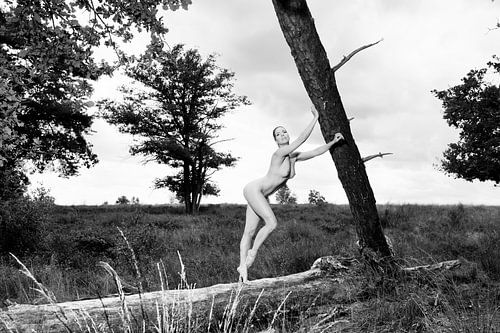 Très belle femme nue dans une photographie vintage en noir et blanc