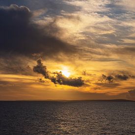 Coucher de soleil au large des îles Shetland sur Rico Ködder