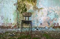 Oude stoel in een verlaten gebouw van Frank Herrmann thumbnail