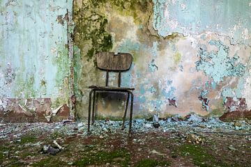 Oude stoel in een verlaten gebouw