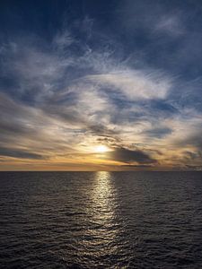 Sonnenuntergang mit Wolken auf der Nordsee
