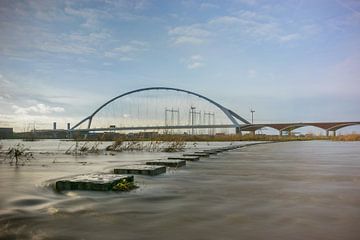 Waalbrug Oversteek Nijmegen bij hoogwater