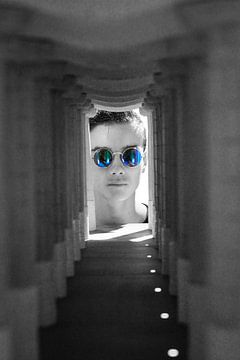 The blue sunglasses van Petra Brouwer