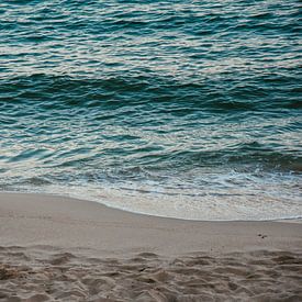 Blauwe rustige zee |  de kust van Ibiza | reisfotografie natuur van Lisanne Koopmans