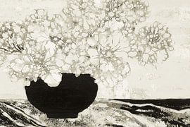 Schalenvase auf ruhigem Tisch von Chromatic Storm Studio