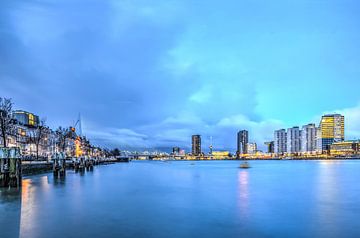 Rotterdam: de Nieuwe Maas in het blauwe uur van Frans Blok