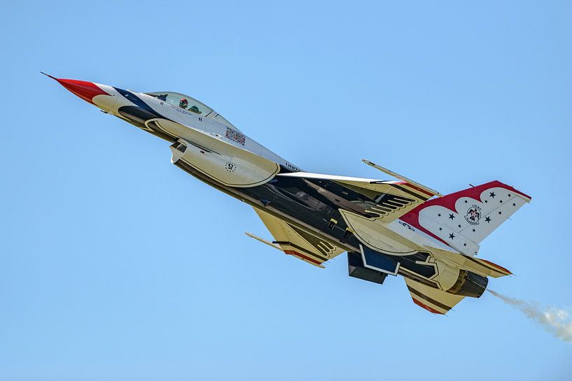 Lockheed Martin F-16C Fighting Falcon des Thunderbirds. par Jaap van den Berg