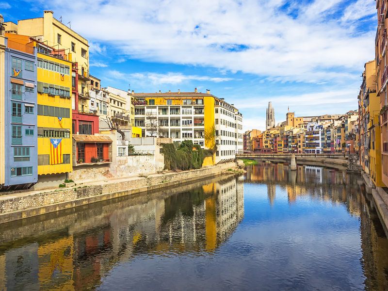 Girona - kleurrijke huizen aan de rivier Onyar van Katrin May