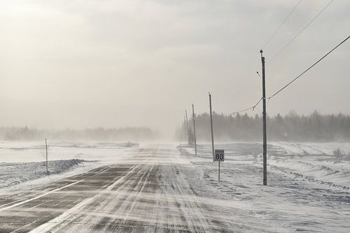 De weg naar het dorp op een koude februaridag