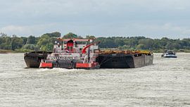 Barges on the river by scheepskijkerhavenfotografie