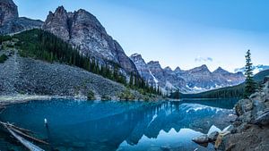 Moraine Lake ( blauwe uur) in Canada. van Gunter Nuyts